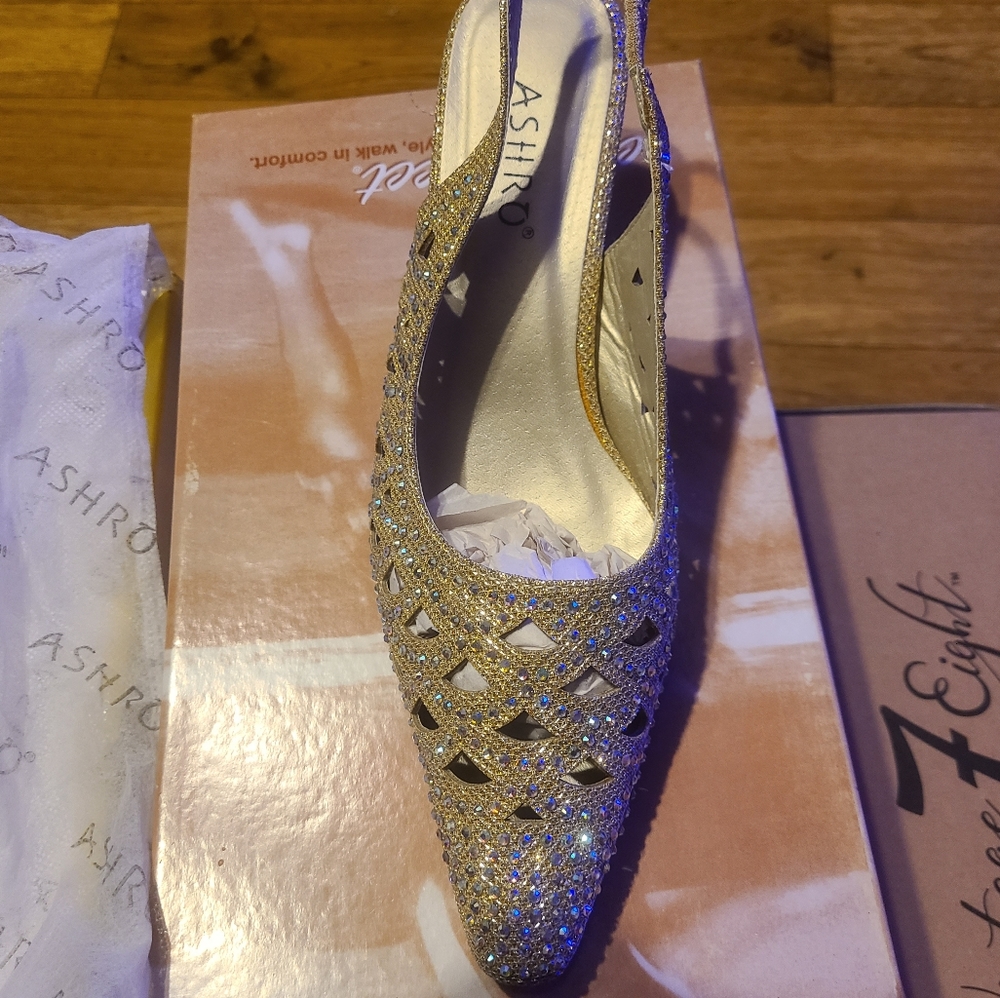 Shoes - Picture 2 of 3